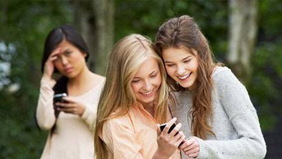 التنمر عبر الإنترنت يجعلهم يشعرون بالضحك